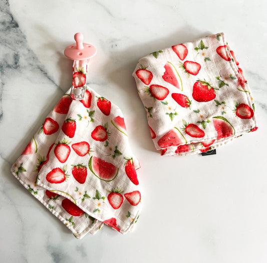 Strawberry Pacifier Clip/Attache-suce Fraises en Mousseline de Bambou