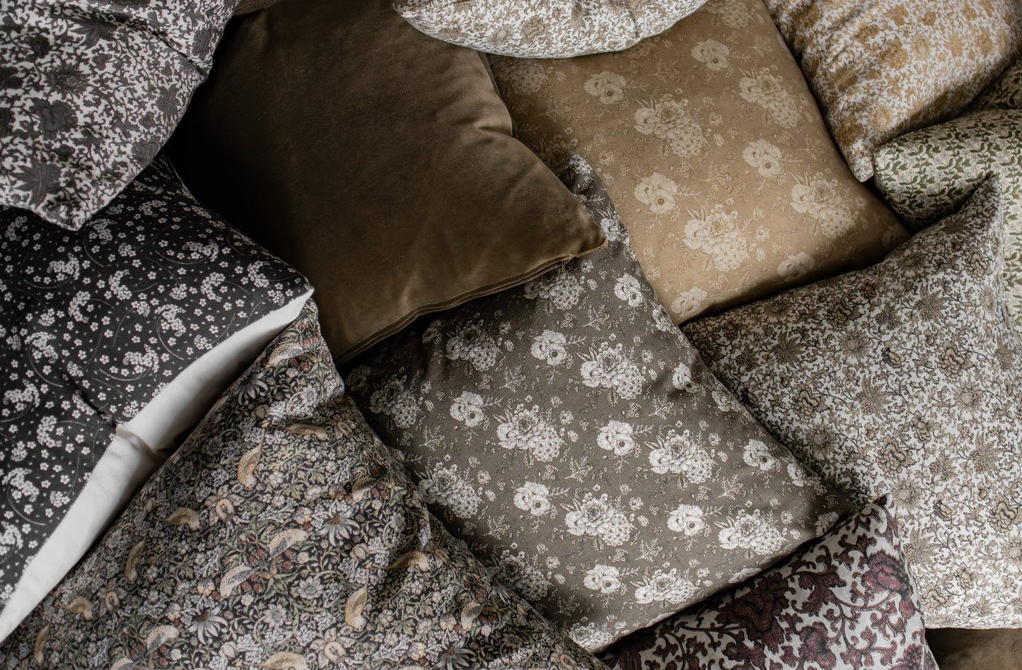 Sariel | Vintage Style Floral Pillow Cover