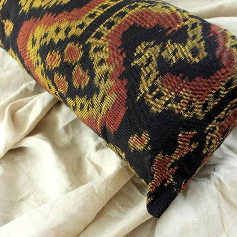 Almohada lumbar Ikat tejida a mano